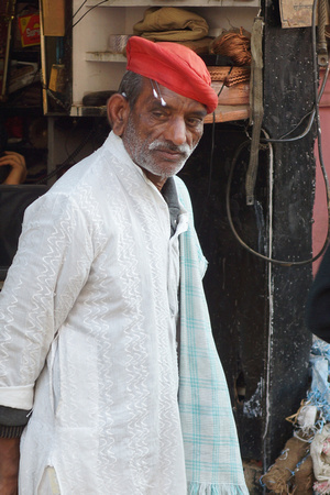 Old Delhi ear cleaner (!!)